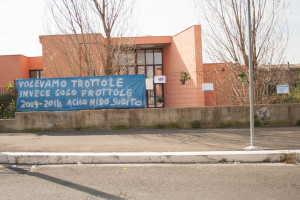 "Guerrilla Gardening" davanti la scuola per l'infanzia chiusa di Via Lorenzo Allievi